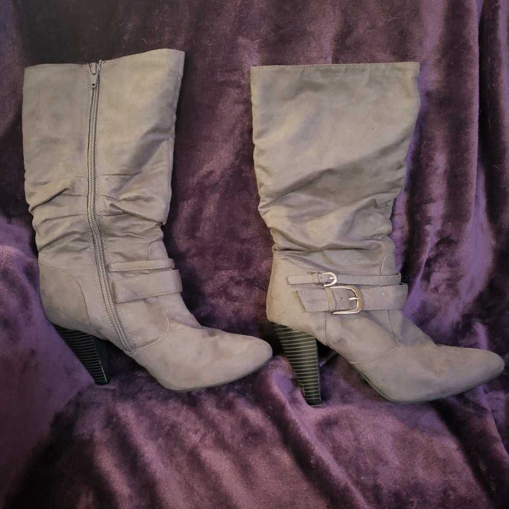 Size 9 - Gray boots